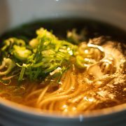 食事を作ってそれを撮って…