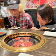 肉が焼けるのを待つ者たち