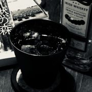 考える…