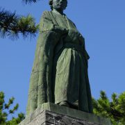 サンドウィッチを持って…